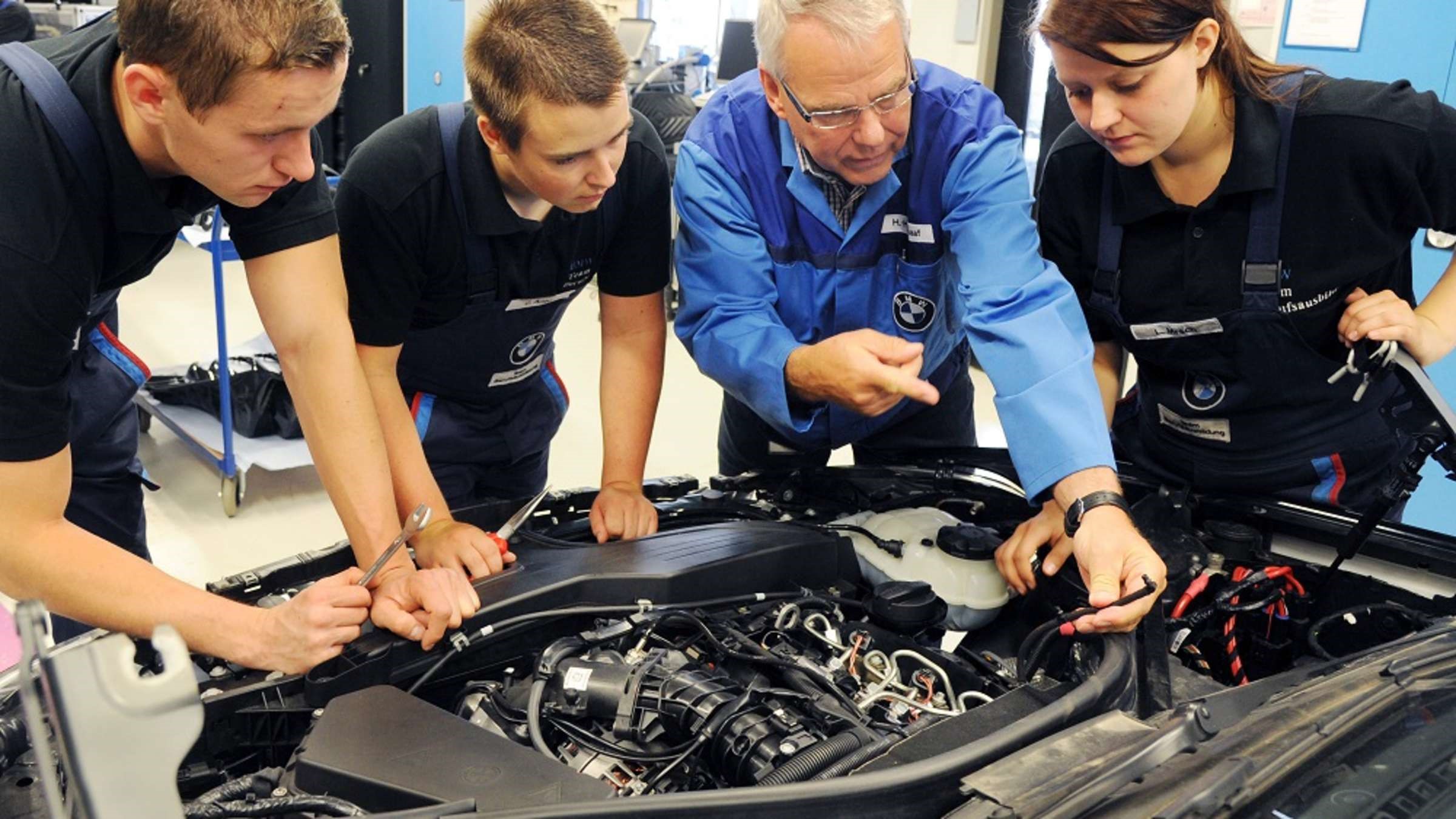 مزایای دوره Ausbildung  مکانیک خودرو در آلمان چیست ؟